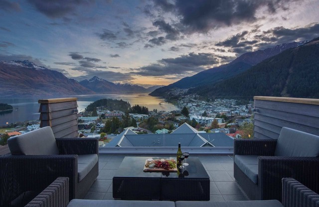 Villa Moana | Lake Views, Gas Fire, BBQ, Parking