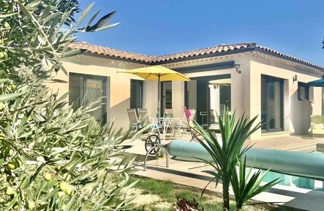 VILLA MODERNE. AIR CONDITIONED. SWIMMING POOL. BARBECUE. NO VIS A VIS. OPTICAL FIBER