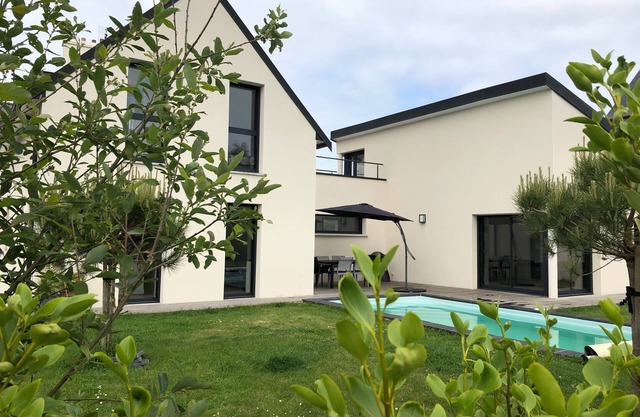 Villa Morgat, very recent villa with heated and secure swimming pool.