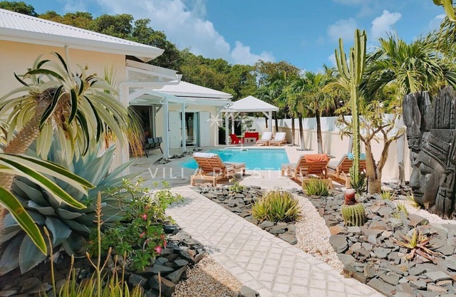 Villa Naïa swimming pool, lagoon and beach access