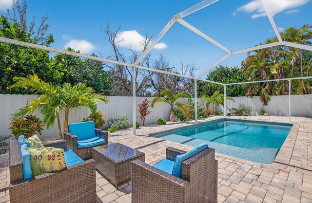 Villa Nature View - Heated Pool - 1 Block to Beach