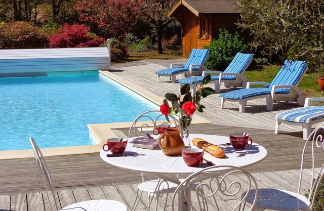 Villa near lake 4*, max. 6 pers heated pool June to end of Sept, pets allowed
