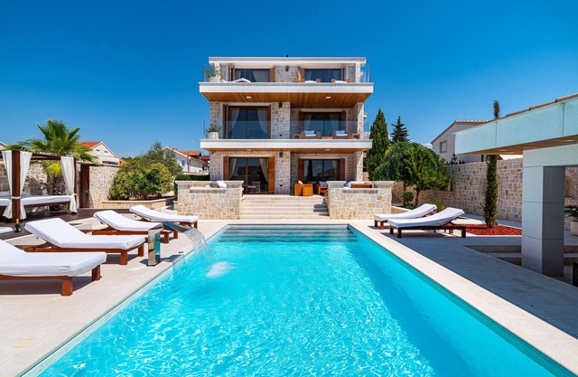 Villa Nena with heated pool, jacuzzi and sauna