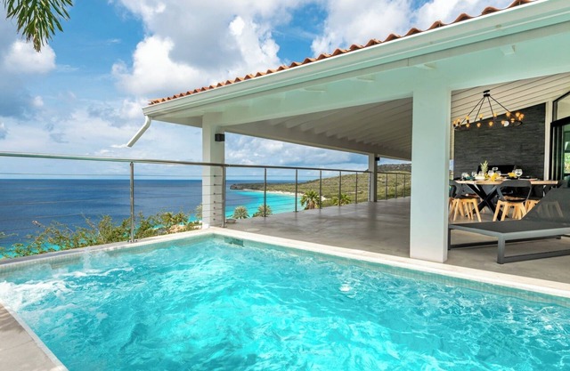 Villa Neshi, Spacious 5-bedroom villa in charming Cas Abou Resort with AC, WiFi