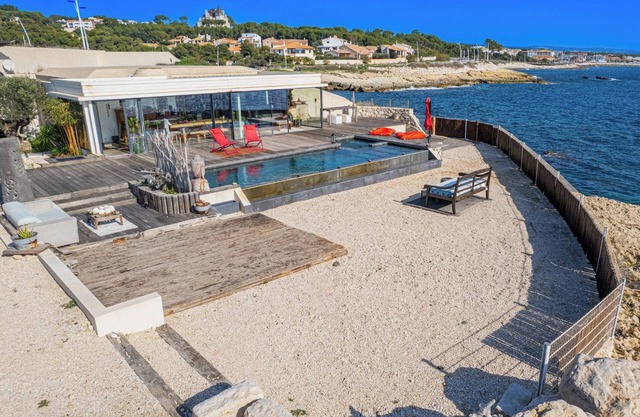 Villa niche dans une calanque accès mer privatif