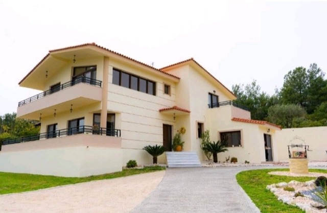 Villa Nostra- Cars Included