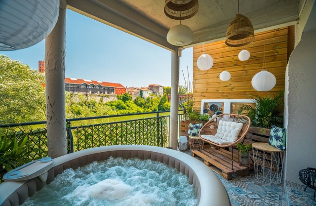 Villa Nueva, Original Home Rental !