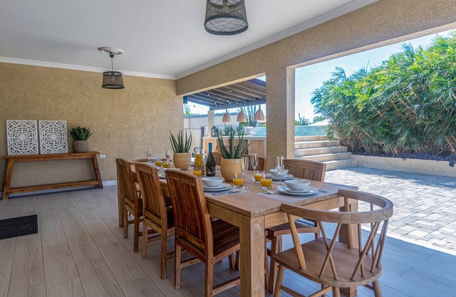 “Villa Oasis” Walking distance to beach, supermarket and restaurants.