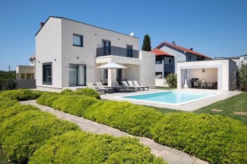 Villa Omnia by Istrialux
