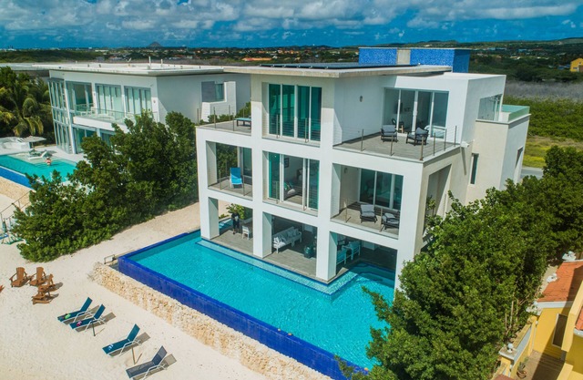 Villa on the beach: 5 ocean front suites and 2 bunk rooms