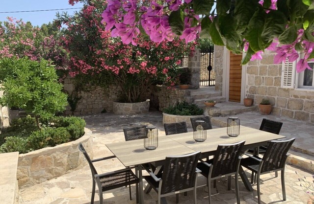 Villa on the edge of a medieval town near Dubrovnik, 5-minute walk to the beach