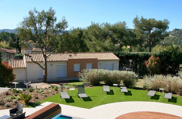 Villa Orgon, 6 bedrooms, 12 persons