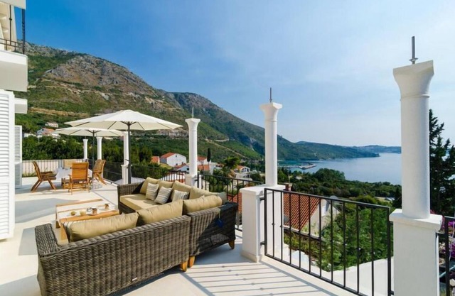 Villa Orlando - Five Bedroom Villa with Swimming Pool and Sea View