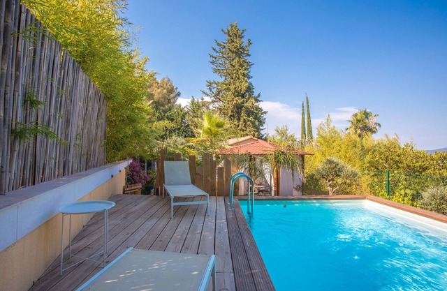 Villa 'Palmiers En Couleurs' with Mountain View, Private Pool and Wi-Fi