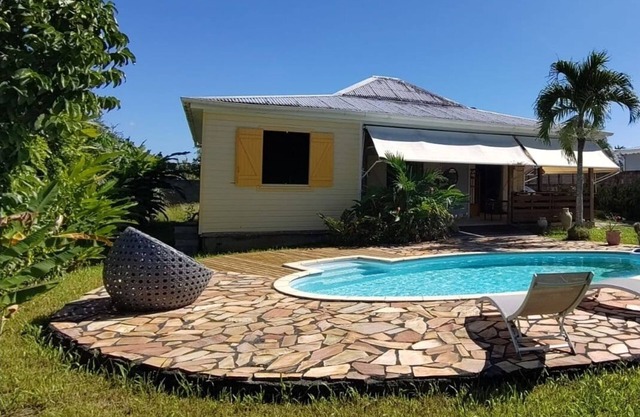Villa Pamaj, swimming pool and mountain view in the heart of the island