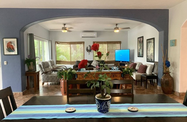 Villa Papaya, 2 bedrooms, specious, comfortable home, beach walkable.