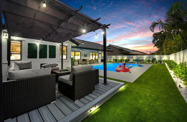 Villa Paradise Miami, Luxury Gem with Heated Pool, Game Room, Fire Pit, 3 Bed 2 Bath