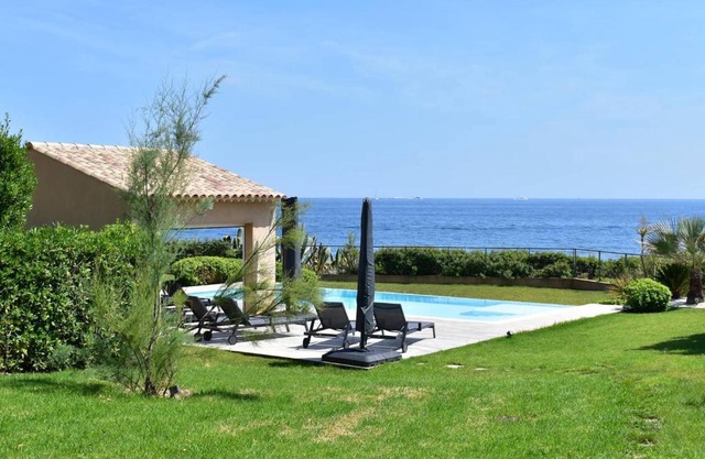 Villa pieds dans l'eau pour 10 personnes avec piscine, clim et Wi-Fi - FR-1-768-27