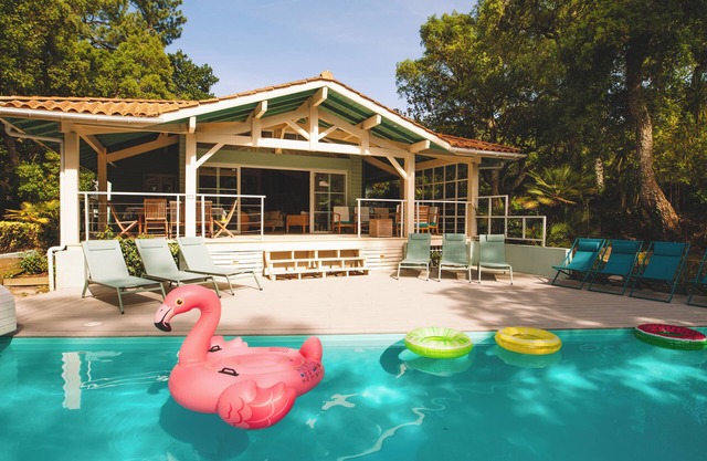 *VILLA PINSOLLE* 12 persons, overlooking the GOLF, near the OCEAN