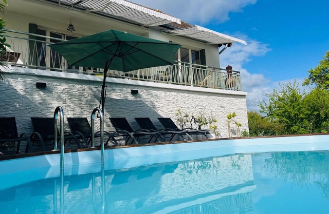 Villa Piscine Chauffée Avec vue Panoramique en Bourgogne à 2h de Paris