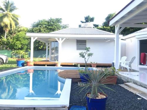 "Villa pittoresque au Moule avec piscine privée"