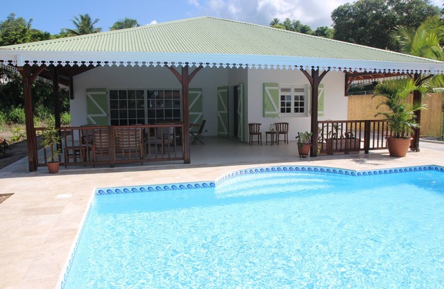 Villa/pool, 3 air-conditioned bedrooms, 30m from the beach, shops on foot