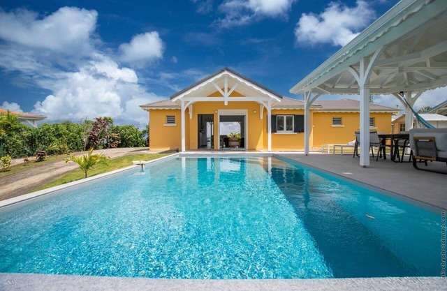 Villa, private pool, air-conditioned rooms, cistern, close to beaches and activities
