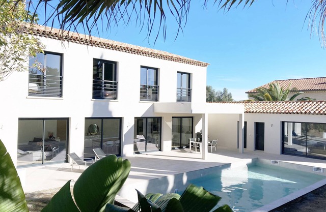 Villa Récente de Standing 210m² Piscine 16 Personnes 5 mn de la mer