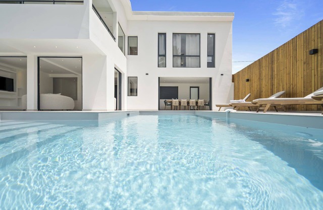 Villa Raphael - Four Bedroom Villa, Sleeps 8