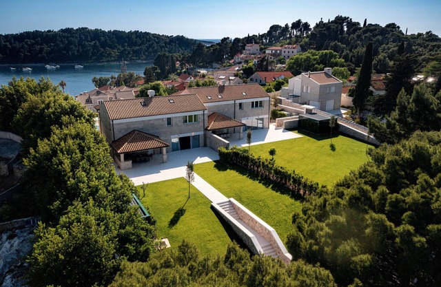 Villa Rat,Luxury Stay,Beautiful new Property,Pool, Sauna,Gym,Amazing GreenGarden