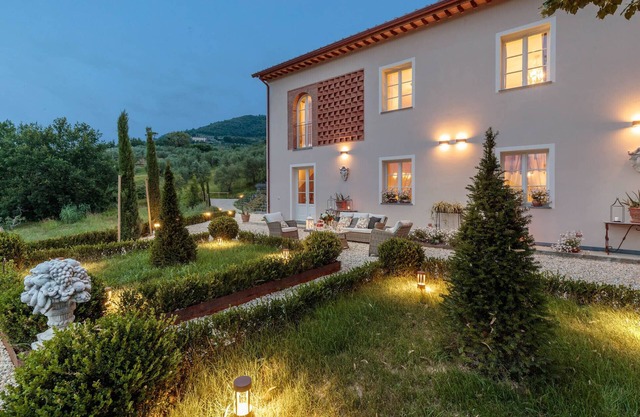 VILLA REGINA, 4 bedrooms and a luxury style among the vineyards by Lucca Town