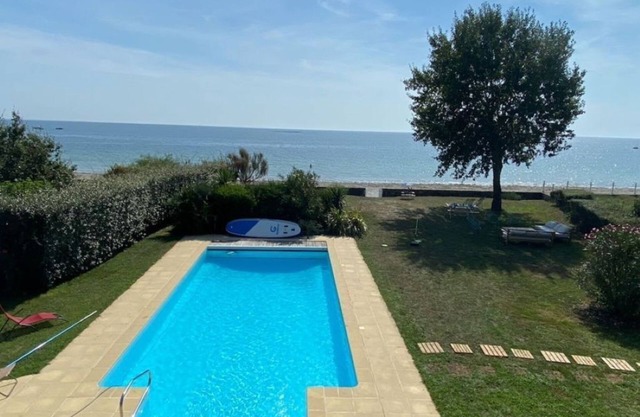 Villa rental 15 persons direct access to the beach + heated swimming pool