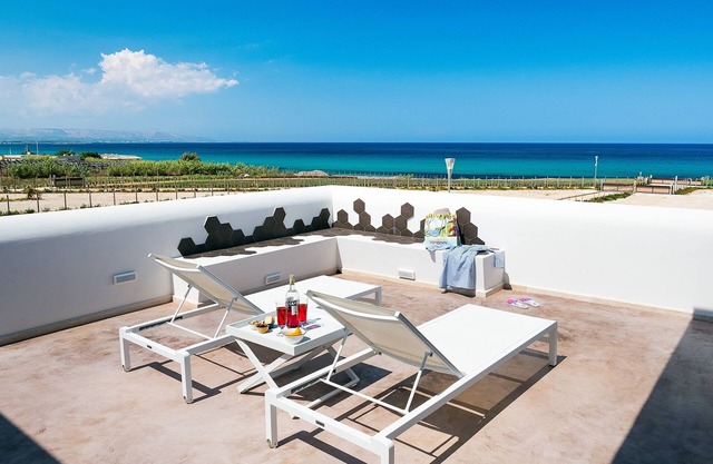 Villa rental in Sicily seaside with pool, AC, Wi-Fi, and walk to town