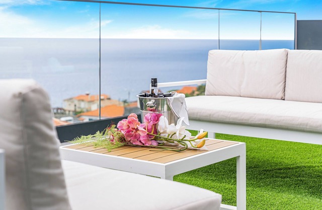 Villa Ribeiro - Modern Luxury with Panoramic Ocean View.