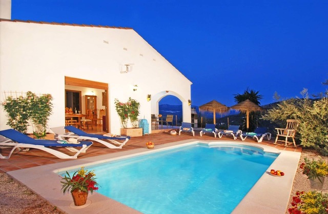 Villa Roble, 8 Pers, Heated Pool, Wifi, BBQ, Petfriendly, magnific view