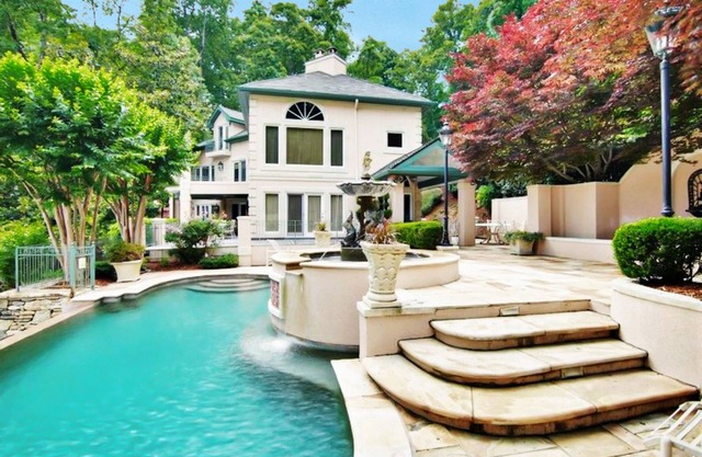 Villa Rosa: All-Suite lakefront chateau with private infinity pool & beach