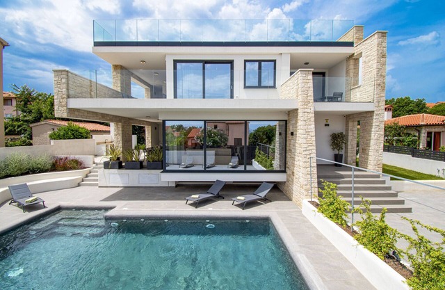 Villa Rosarol near Medulin for 8 people with private pool & only 800 m from sea