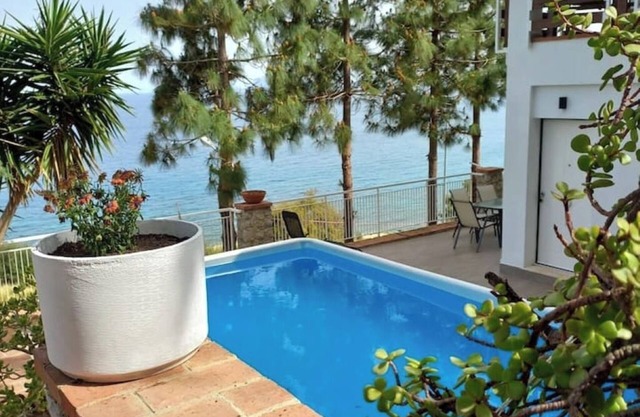 Villa's apartment on the beach, swimming pool A/C