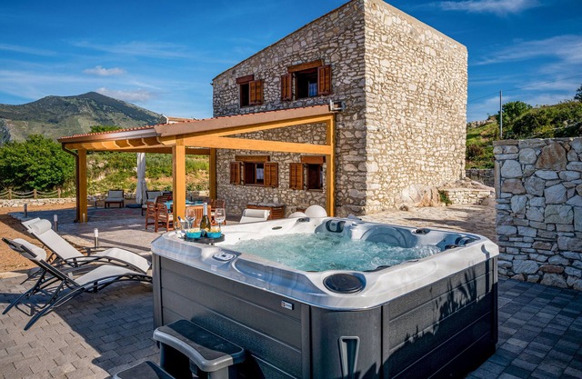 Villa Stone Walls with Sea View, Terrace, Garden, Whirlpool & Wi-Fi