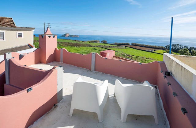 Villa 'Santo Amaro' with Sea View, Private Terrace and Wi-Fi