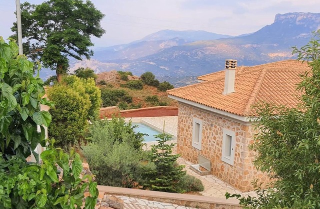 VILLA SERENIS | mountain & sea @ 1,5hr from Athens