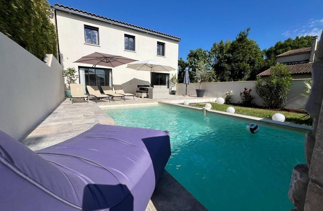 Villa Serguier with swimming pool in Avignon