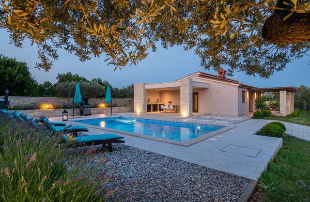 Villa Silentio with whirlpool, large garden, complete privacy & quiet location