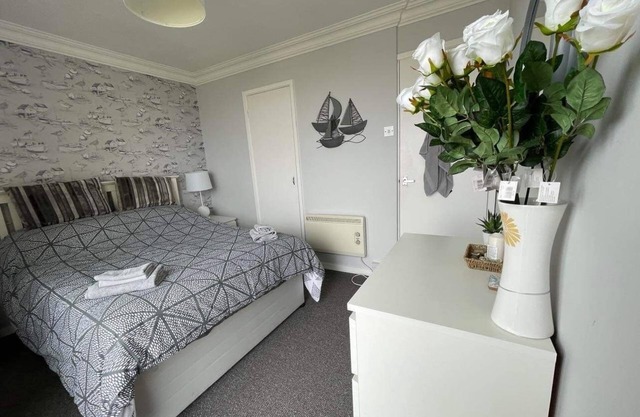 Villa - Sleeps 6 - Pets Ok - Pool - Parking