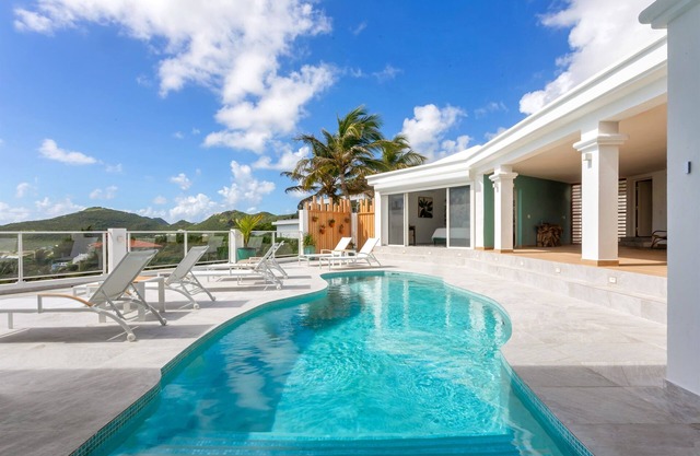 Villa Sophia: Oceanfront w/Generator & Pool