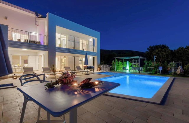 Villa Sophie - Three Bedroom Villa, Sleeps 7