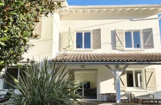 Villa Spacieuse 200m2 Offrant Calme Fraîcheur Séparée du lac par la Pinède