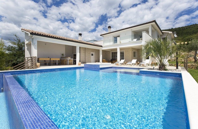 Villa Sunny Day with Pool