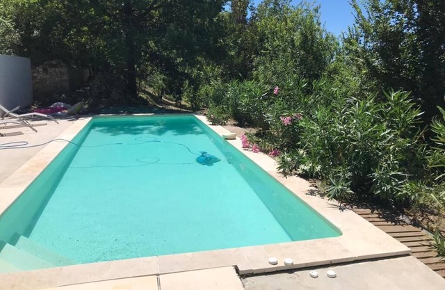 Villa swimming pool in a natural setting 10 min walk from the old town view Luberon