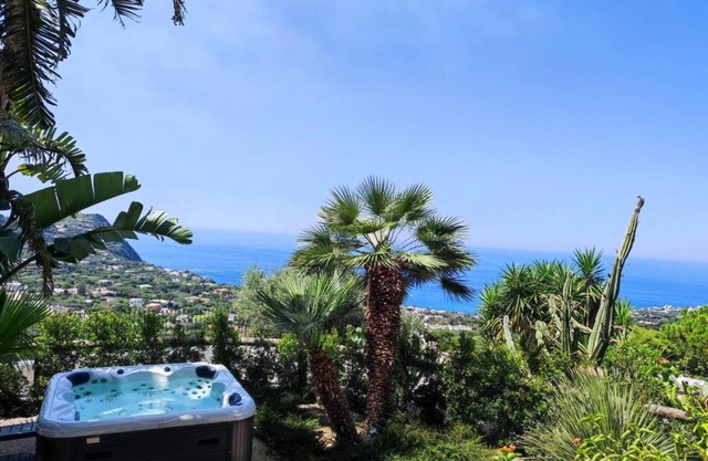 Villa 'Terrazza Di Tifeo - Jacuzzi' with Sea View, Wi-Fi and Air Conditioning